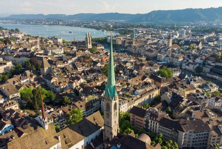 <p>De acordo com a Mercer, os altos custos de aluguel fizeram com que as cidades asiáticas ultrapassassem este ano Zurique (foto), Genebra, Basileia e Berna, todas na Suíça.</p>
