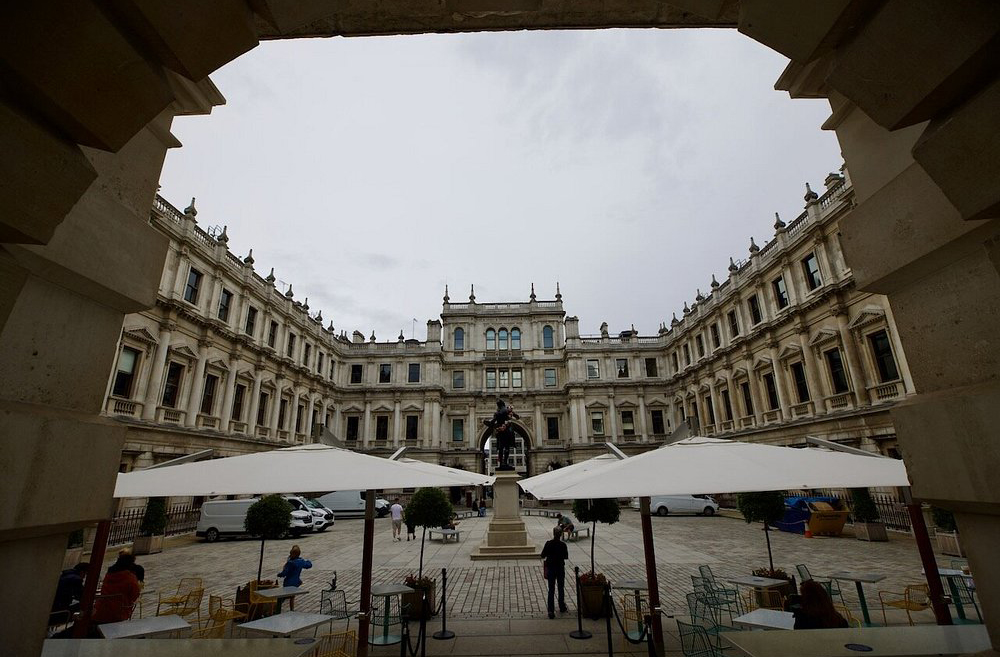 <p>Joseph Mallord William Turner ingressou aos 14 anos na Royal Academy of Arts, revelando precocemente seu talento. Um ano depois já expunha sua primeira obra, chamando atenção da crítica e do público. Rebatizado como JMW Turner, tornou-se ícone da arte inglesa. Sua trajetória precoce indica genialidade moldada por circunstâncias únicas.</p>
