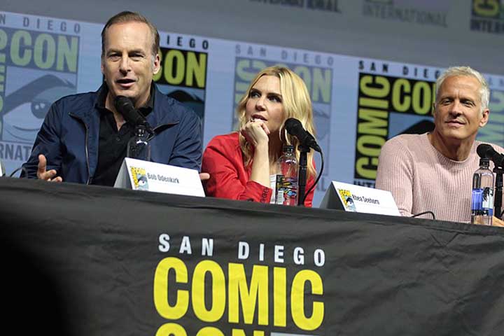 <p>Sua colaboração continuada com Vince Gilligan em “Pluribus” reforçou essa parceria criativa e demonstrou sua disposição em explorar novas camadas dramáticas.</p>
