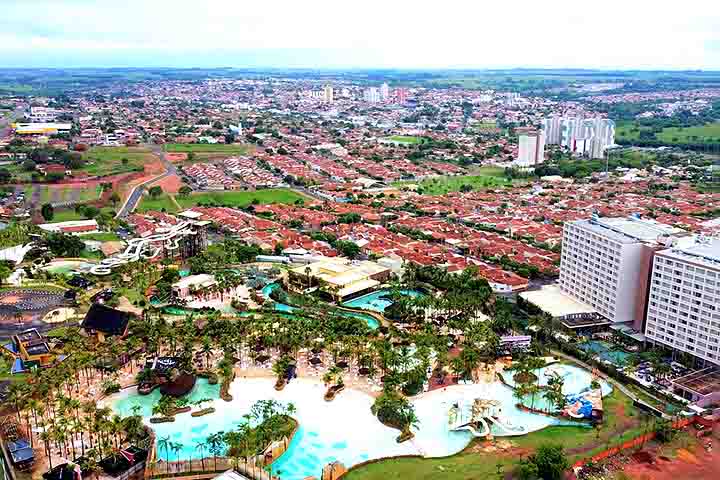 <p>Para 2026, a prefeitura espera atrair mais de um milhão de turistas apenas na alta temporada de verão de 2026. Conheça mais sobre o Thermas dos Laranjais!</p><?php if (strpos(site('ds_site_link'), '/apostas') === false): ?>
    </div>
    <div class=