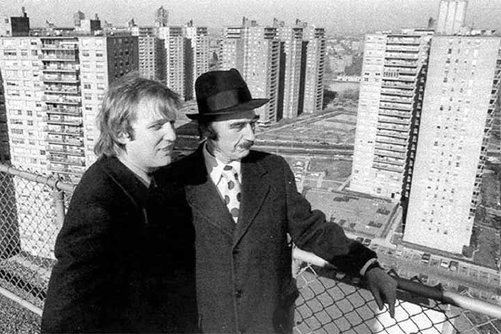 <p>Entrada em Manhattan – Nos anos 1970, Trump deixou os imóveis residenciais periféricos e apostou em Manhattan, buscando prestígio e visibilidade com grandes projetos no coração de Nova York.</p><?php if (strpos(site('ds_site_link'), '/apostas') === false): ?>
    </div>

    <div class=