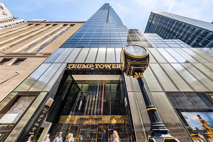 <p>A Trump Tower – Inaugurada em 1983, a torre na Quinta Avenida é um arranha-céu que virou símbolo máximo da marca Trump, misturando luxo, espetáculo e autopromoção.</p><?php if (strpos(site('ds_site_link'), '/apostas') === false): ?>
    </div>
    <div class=