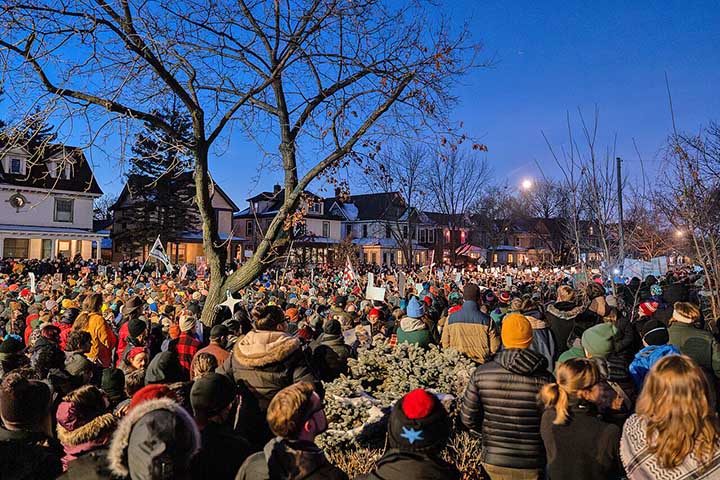 <p>Essa retórica serviu de base para a implementação de medidas restritivas que alteraram profundamente a política migratória dos Estados Unidos e ampliaram tensões internas e externas.</p>
