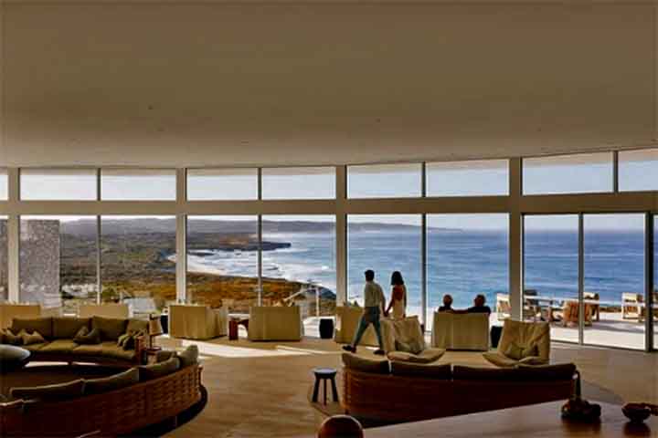 <p>9º) Southern Ocean Lodge, Austrália: Esse lodge fica na Kangaroo Island, onde é possível observar coalas, cangurus e leões-marinhos. As suítes têm vistas espetaculares para o Oceano Antártico.</p>
