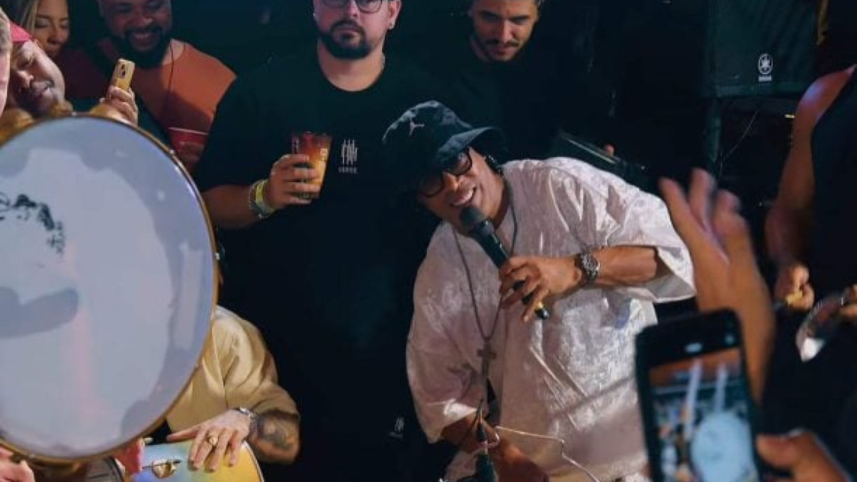 Grupo de pagode Akatu transformou uma roda de samba em Belo Horizonte no palco para o videoclipe informal com nomes do futebol