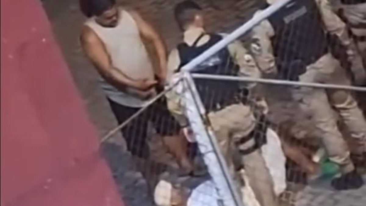 Campeão mundial pelo Inter é atingido por cassetete na Vila Capanema; deputado pede apuração e ex-atleta diz que só queria cumprimentar agente