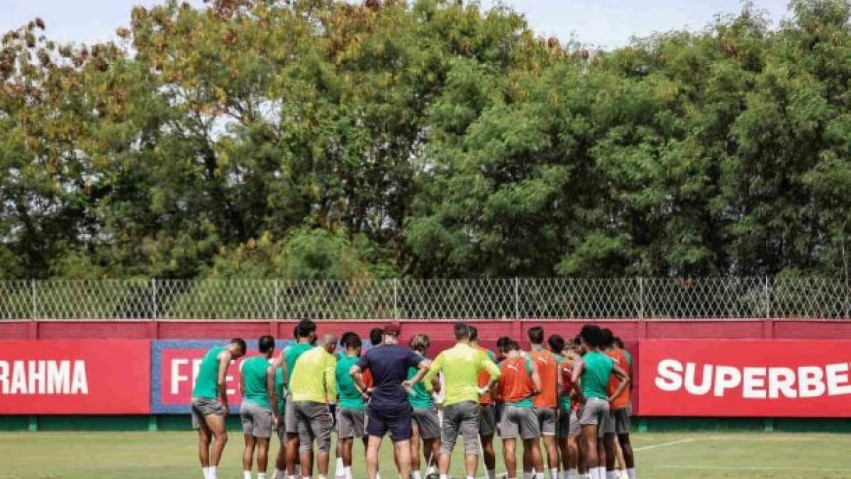 Auxiliar técnico Maxi Cuberas vai comandar, nesta segunda-feira (19), a primeira atividade com todo o elenco à disposição