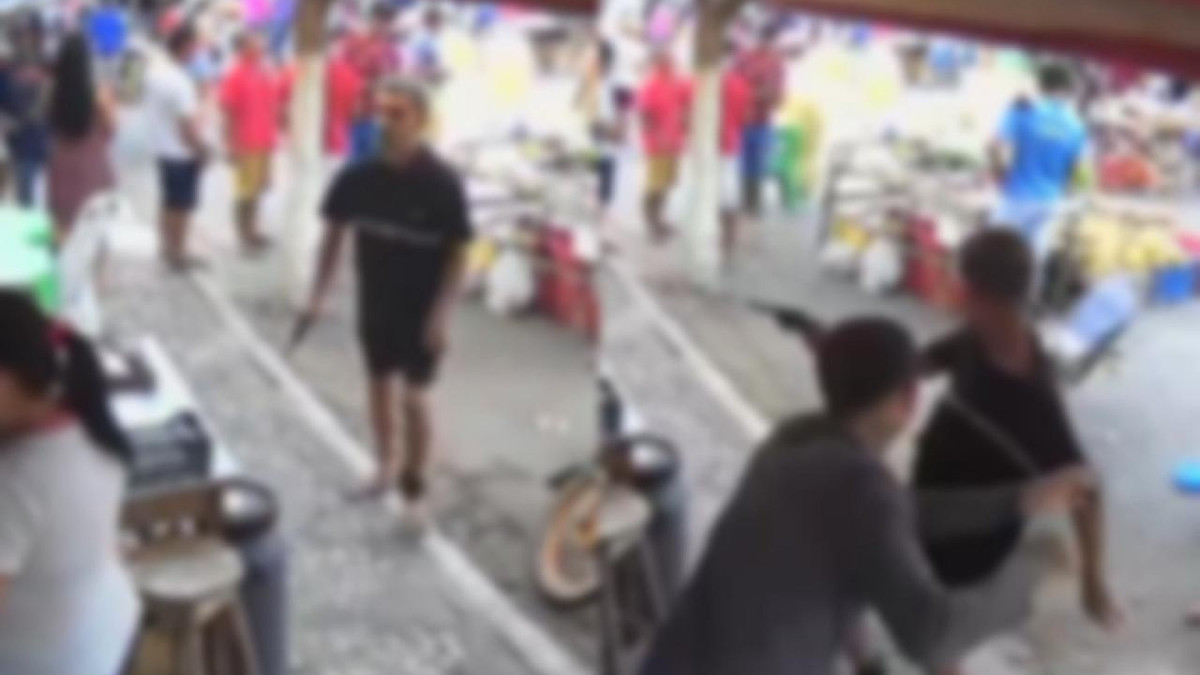 Suspeito armado atira contra alvo em um estabelecimento comercial, mas arma falha e ambos entram em luta corporal