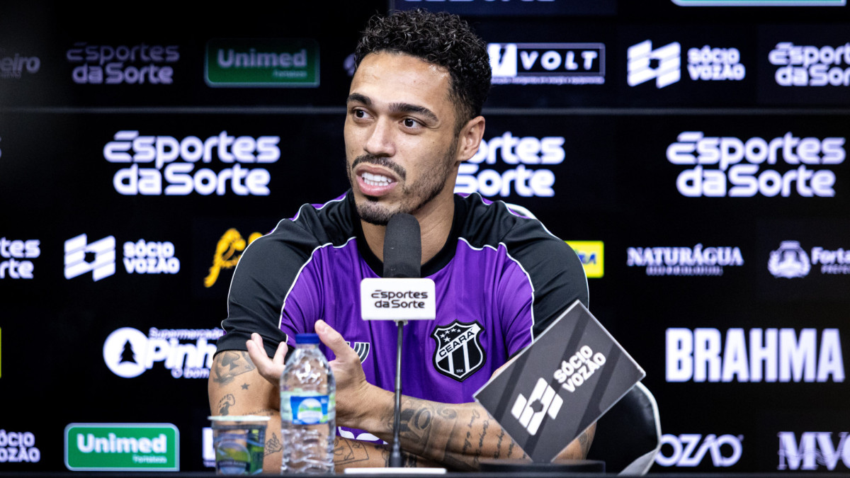 Zagueiro Eder em entrevista coletiva do Ceará