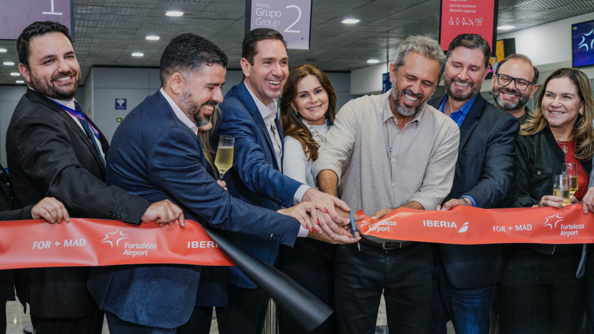 Cerim&ocirc;nia do corte da fita que antecedeu o voo inaugural Fortaleza-Madri pela Iberia