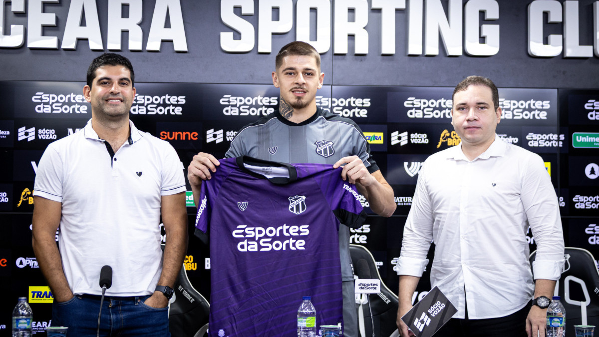 Goleiro Jorge ao lado de Lucas Drubscky e Haroldo Martins, dirigentes do Ceará