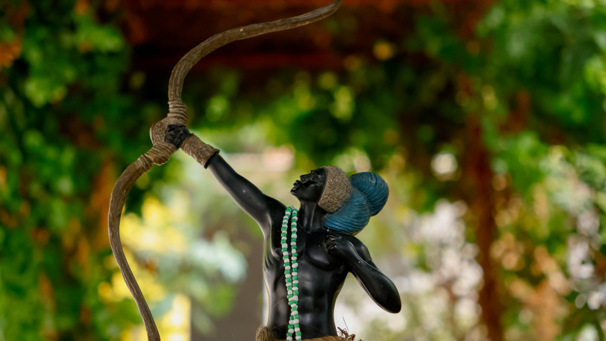 No sincretismo religioso, Oxóssi é associado a São Sebastião e a São Jorge