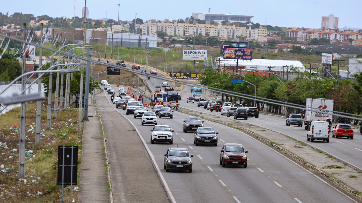 FORTALEZA, CEARÁ,  BRASIL- 19.01.2026:Trânsito Para avançar nas obras da nova linha VLT Aeroporto–Castelão, em Fortaleza, a Secretaria da Infraestrutura do Ceará (Seinfra) iniciou uma interdição provisória em dois trechos da Avenida Carlos Jereissati. O bloqueio abrange aproximadamente 2,4 quilômetros. (Daniel Galber/Especial para O POVO)