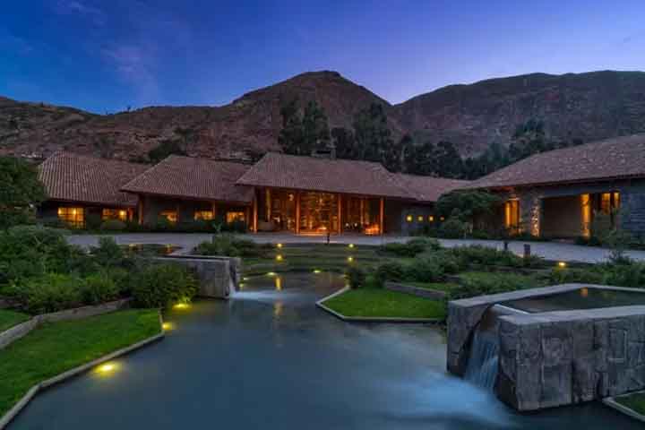 <p>11º) Tambo del Inka, Peru: Este resort, localizado no Vale Sagrado dos Incas, em Cusco, oferece estação de trem exclusiva para Machu Picchu e apresentações exclusivas de música andina durante as refeições.</p>
