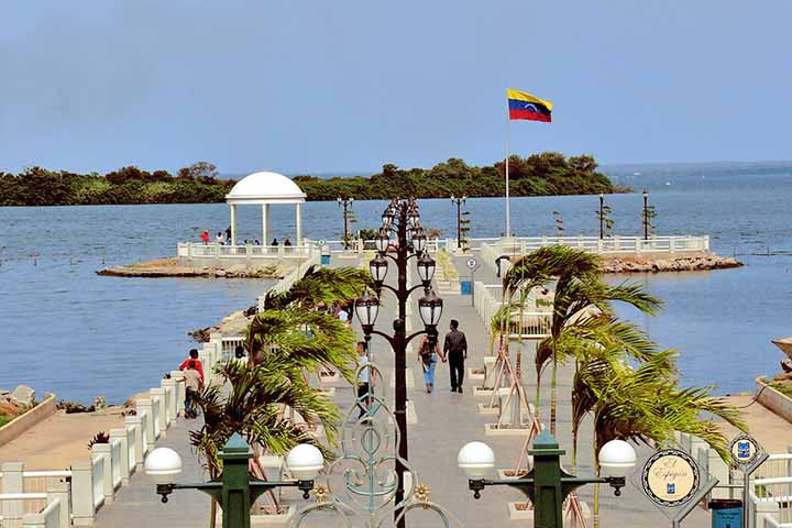 <p>O nome “Venezuela”, que significa “Pequena Veneza”, remonta a 1499, quando exploradores europeus encontraram casas sobre palafitas nas margens do lago e lembraram da cidade italiana.</p>
