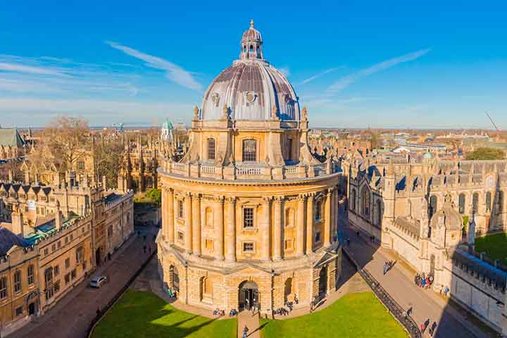<p>Durante o mestrado em Oxford, ele começou a colaborar com o roteirista Richard Curtis em esquetes humorísticas.</p><?php if (strpos(site('ds_site_link'), '/apostas') === false): ?>
    </div>
    <div class=