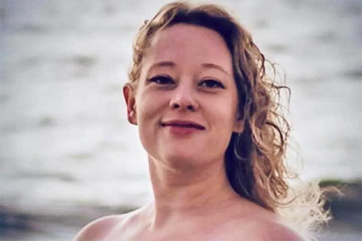 <p>O gesto teve como objetivo criticar o governo de Donald Trump e prestar homenagem a Renee Good, cidadã norte-americana morta a tiros por um agente federal de imigração em Minneapolis, poucos dias antes da premiação.</p><?php if (strpos(site('ds_site_link'), '/apostas') === false): ?>
    </div>

    <div class=