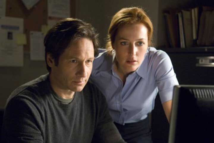 <p>Fox Mulder e Dana Scully (“Arquivo X”) – Agentes do FBI que investigam casos inexplicáveis e fenômenos paranormais. O contraste entre fé e ceticismo é a base da dinâmica da dupla.</p>
