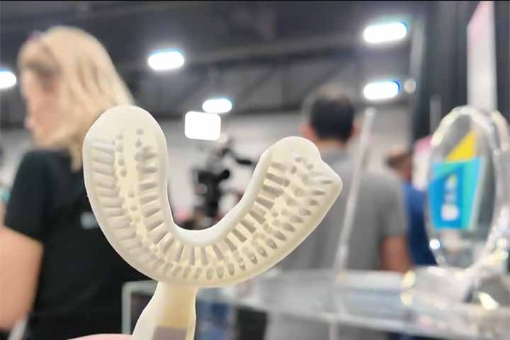 <p>Ao contrário das escovas tradicionais, que exigem movimentos dente por dente, o equipamento tem formato semelhante ao de uma prótese, desenvolvido para se ajustar à arcada dentária.</p><?php if (strpos(site('ds_site_link'), '/apostas') === false): ?>
    </div>
    <div class=