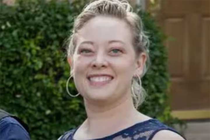 <p>Renee Nicole Good, tinha 37 anos e havia acabado de se mudar para a cidade. Mãe de três filhos, ela foi morta a tiros por um agente federal de imigração, em um caso que rapidamente gerou comoção pública e questionamentos sobre o uso da força por autoridades ligadas à política migratória.</p>
