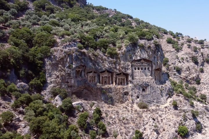 <p>Um dos elementos mais impressionantes do sítio arqueológico são os túmulos escavados na rocha, esculpidos nos penhascos que cercam a cidade.</p>
