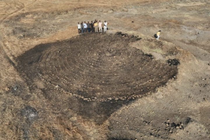 <p>Com cerca de 2 mil anos, a estrutura tem 15 metros de diâmetro e 15 circuitos concêntricos, demonstrando um planejamento de engenharia superior a outros achados da região.</p></div>

<!-- INTERBANNER 5 [RETANGULO(BR)] - DESKTOP - [INTERNAS] -->
<div class=