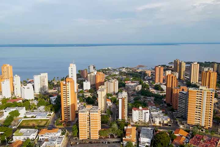 <p>Além disso, fenômenos naturais notáveis, como o relâmpago do Catatumbo – descargas elétricas quase contínuas geradas na região onde o rio Catatumbo encontra o lago – tornaram a área um ponto de interesse meteorológico mundial, com uma das maiores frequências de raios por ano no planeta.</p>
