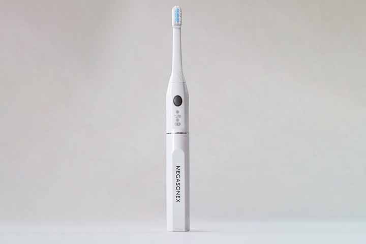 <p>Nas últimas décadas, a tecnologia passou a desempenhar um papel central na evolução da higiene bucal. Escovas elétricas, sensores de pressão, aplicativos de monitoramento e até dispositivos capazes de analisar dados de saúde ampliaram a relação entre cuidados dentais e bem-estar geral.</p>
