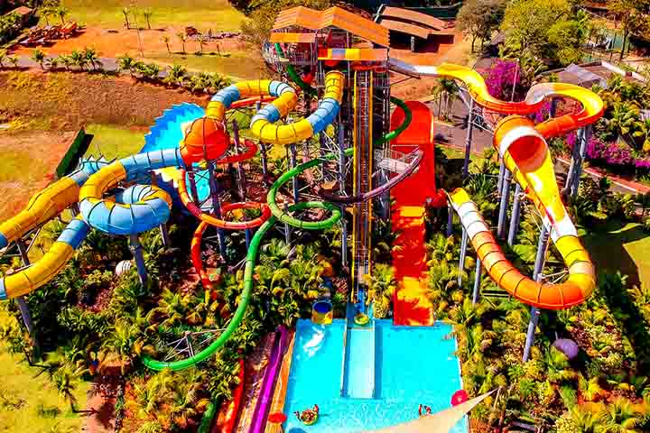 <p>O parque foi inaugurado em 1985 e permanece em funcionamento ao longo de todo o ano graças às suas águas quentes provenientes do Aquífero Guarani.</p><?php if (strpos(site('ds_site_link'), '/apostas') === false): ?>
    </div>

    <div class=