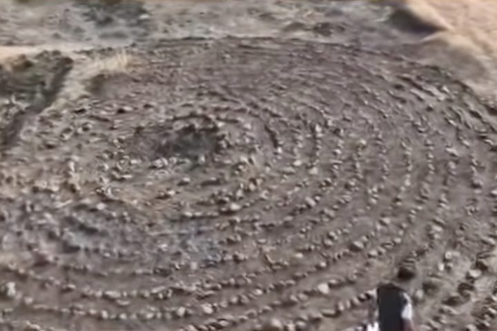 <p>O labirinto foi identificado de forma acidental durante atividades de conservação ambiental.</p><?php if (strpos(site('ds_site_link'), '/apostas') === false): ?>
    </div>

    <div class=