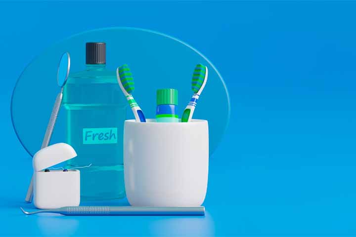 <p>Materiais sintéticos, como o nylon, revolucionaram as escovas de dentes a partir da década de 1930, tornando-as mais duráveis, higiênicas e confortáveis do que as versões com cerdas naturais.</p>
