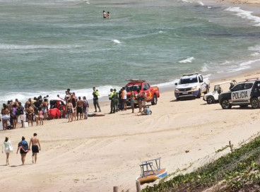 Afogamento foi registrado em um trecho da praia de Canoa Quebrada, na Vila dos Pescadores, em Aracati 