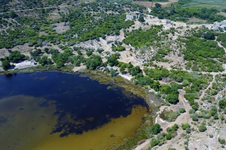 <p>Heródoto, o historiador grego, mencionava que os habitantes da cidade tinham uma aparência pálida e doentia, o que hoje se atribui à malária, endêmica na região devido aos pântanos ao redor.</p>
