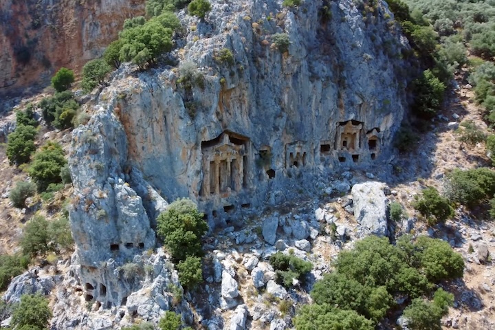 <p>Datados do século 4 a.C., muitos deles tem fachadas que imitam templos gregos, revelando a importância dos rituais funerários e das crenças locais.</p>
