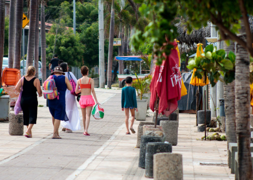 Dado faz reder&ecirc;ncia &agrave; temperatura de superf&iacute;cies como paredes, asfalto e outros materiais de &aacute;reas urbanas que absorvem raios solares