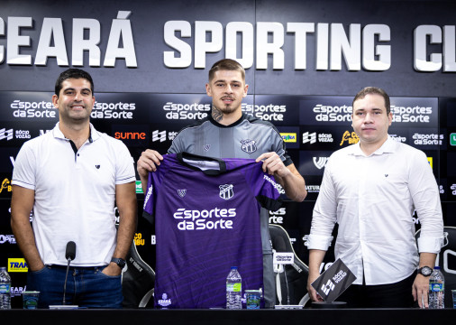 Goleiro Jorge ao lado de Lucas Drubscky e Haroldo Martins, dirigentes do Ceará