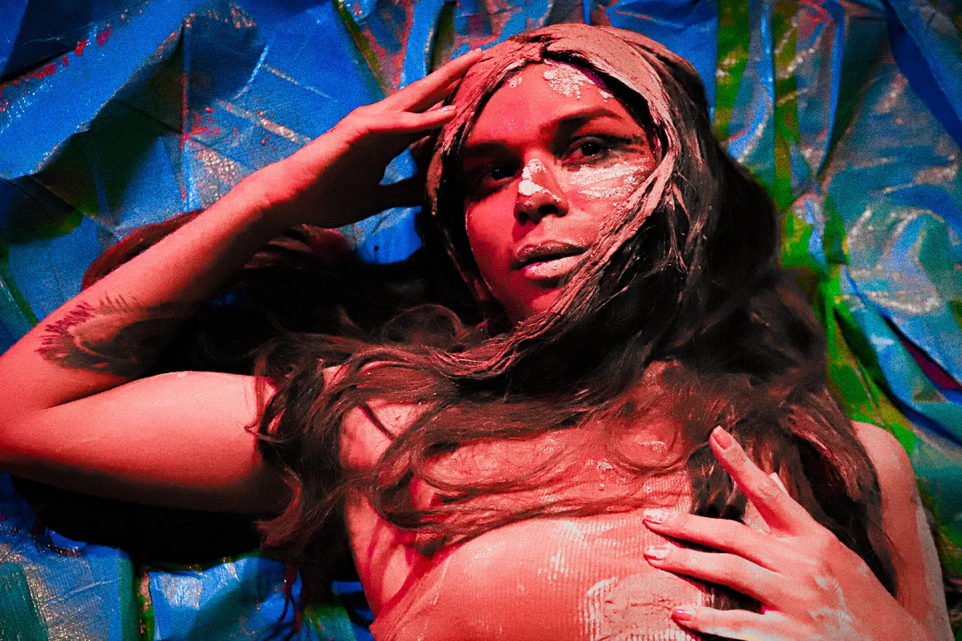 Abordando viol&ecirc;ncias e opress&otilde;es do cotidiano, "Terra B&aacute;rbara" discute a ideia de civiliza&ccedil;&atilde;o