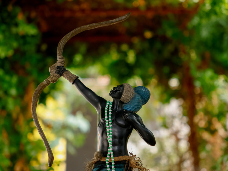 No sincretismo religioso, Oxóssi é associado a São Sebastião e a São Jorge