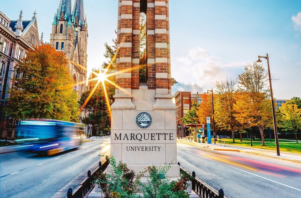 <p>Antes de seguir carreira artística, contudo, ela se formou em Filosofia pela Marquette University, em 1972. Sua base intelectual reforçou consideravelmente a profundidade que levaria aos palcos e telas.</p><?php if (strpos(site('ds_site_link'), '/apostas') === false): ?>

    </div>

    <div class=