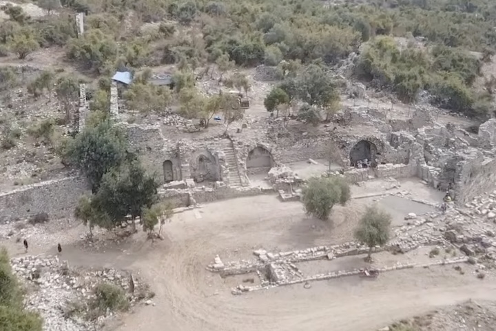 <p>Isso porque eles notaram que a igreja havia sido construída sobre o que foi originalmente um centro de saúde romano dos séculos 2 e 3 d.C.</p></div>

<!-- INTERBANNER 5 [RETANGULO(BR)] - DESKTOP - [INTERNAS] -->
<div class=