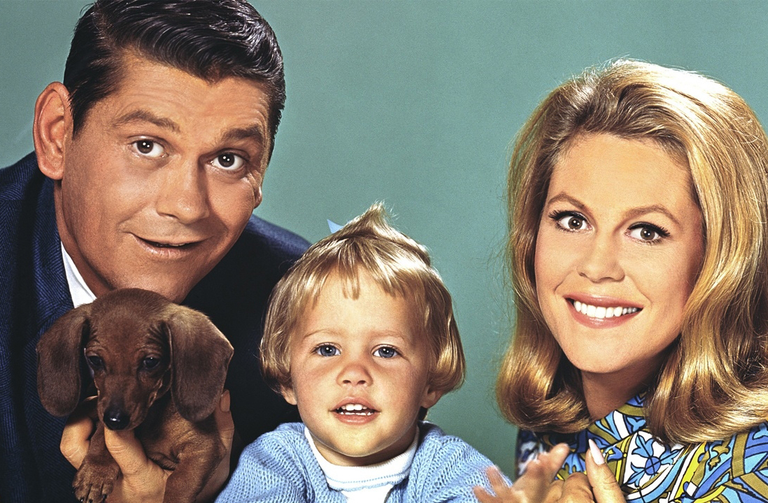 <p>A série “A Feiticeira”, lançada em 1964 na TV americana, marcou uma geração ao misturar humor e fantasia, trazendo a história de Samantha, uma bruxa que se casa com um homem mortal e tenta viver como uma dona de casa comum. Com seu estilo encantador, a atração conquistou milhões de espectadores.</p>
