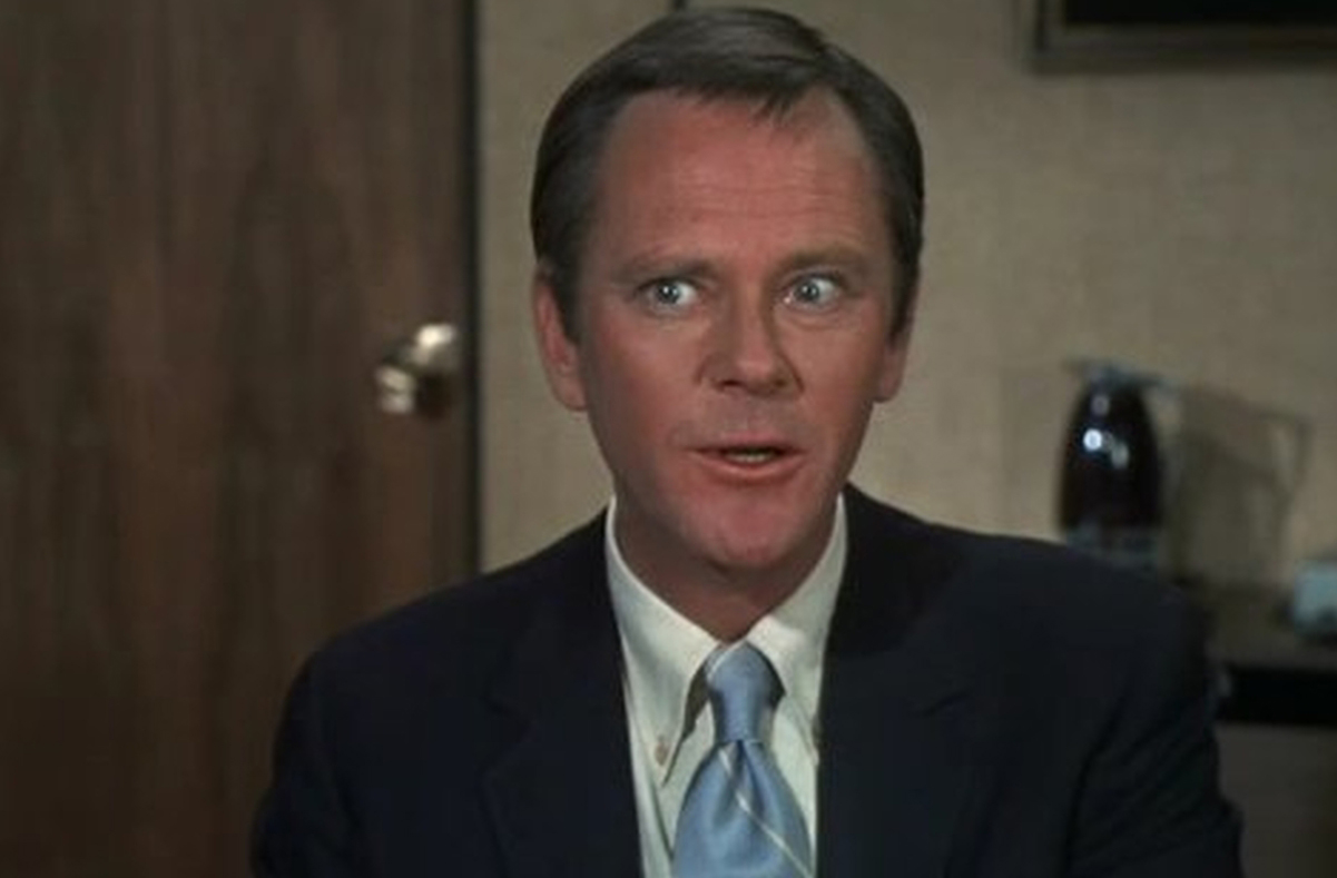 <p>Com a saída de York, Dick Sargent assumiu o papel de Darren, garantindo continuidade à trama e mantendo o público fiel. A transição entre os dois atores foi feita sem explicações na narrativa, mostrando como a televisão da época lidava com mudanças repentinas.</p>
