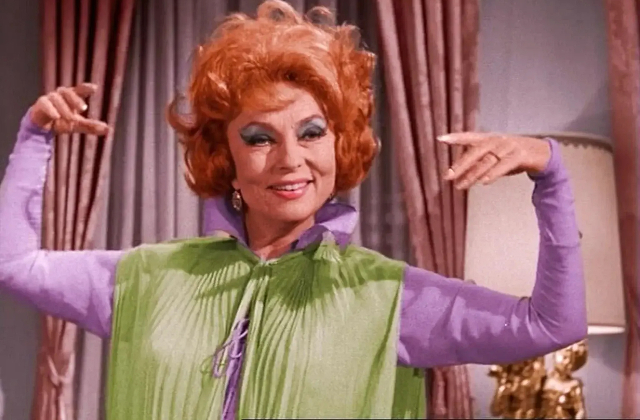 <p>Agnes Moorehead, como Endora, mãe de Samantha, tornou-se uma das personagens mais queridas e temidas, o que trouxe ironia e força à trama. Já a filha de Samantha, Tabitha, era uma bruxinha que herdava os poderes da mãe, sendo interpretada por diversas atrizes mirins, principalmente as gêmeas Erin e Diane Murphy.</p>
