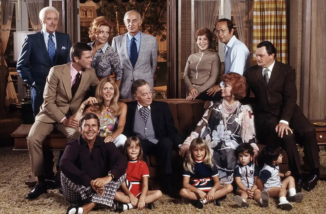 <p>“A Feiticeira” foi indicada a vários prêmios, entre eles 4 Globos de Ouro e 22 Emmy. Assim, consolidou-se como uma das comédias mais influentes da televisão norte-americana.</p>
