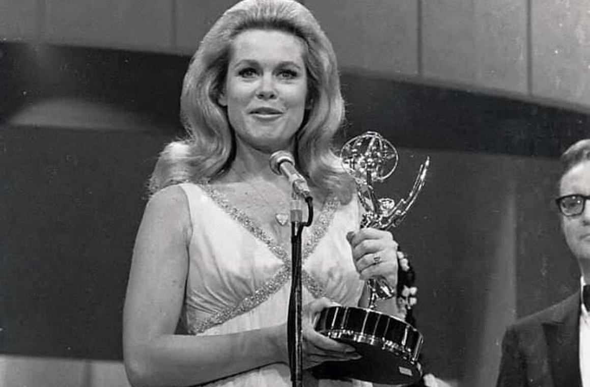 <p>O momento mais marcante ocorreu quando Marion Lorne foi reconhecida com o prêmio de Melhor Atriz Coadjuvante em comédia por interpretar Tia Clara. A homenagem teve ainda mais peso porque a atriz havia morrido apenas dez dias antes da cerimônia, e Elizabeth recebeu o prêmio em nome da amiga.</p>
