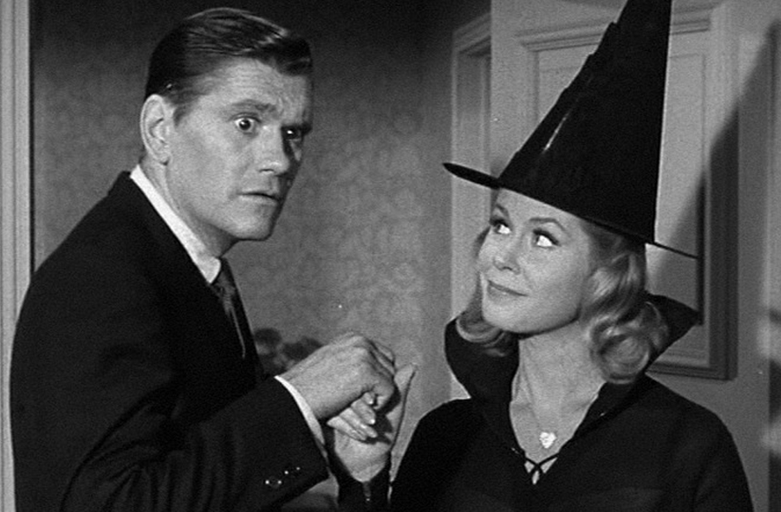 <p>As duas temporadas iniciais foram exibidas em preto e branco. A mudança veio na terceira, quando episódios passaram a ser gravados em cores, seguindo a evolução tecnológica da TV. No fim dos anos 1990, os capítulos das duas temporadas iniciais ganharam tratamento digital e foram colorizados por computador.</p><?php if (strpos(site('ds_site_link'), '/apostas') === false): ?>
    </div>
    <div class=