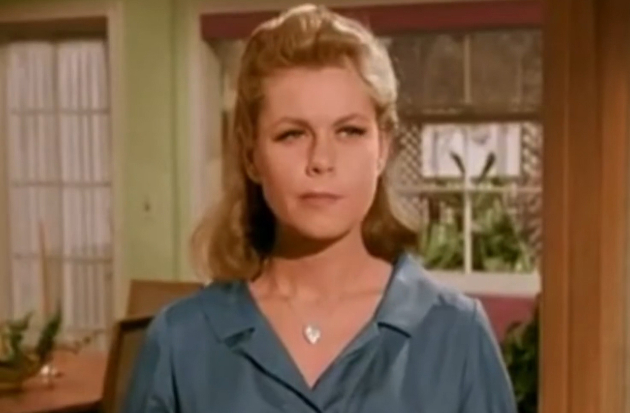 <p>O famoso gesto de mexer o nariz para lançar feitiços virou marca registrada do seriado, criando, desse modo, uma imagem inesquecível que atravessou décadas.</p>
