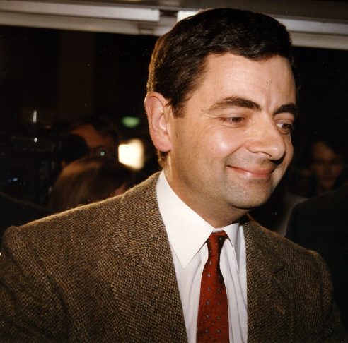 <p>O ator e comediante Rowan Atkinson, conhecido por interpretar o icônico “Mr. Bean”, tem em sua história de vida um episódio marcante que pouca gente conhece.</p>
