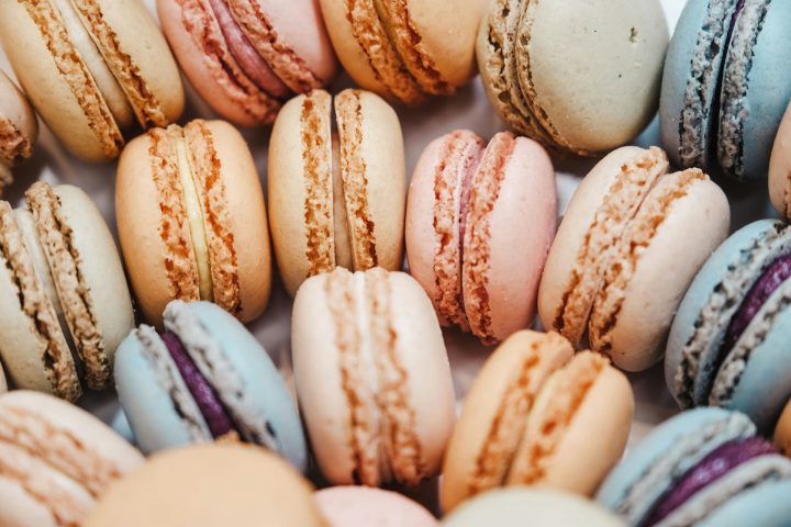 <p>Macaron: O macaron teria chegado à França no século 16, levado da Itália por Catherine de Médici, onde era conhecido como “Doce da Rainha” e apreciado pela nobreza. Inicialmente, era um simples biscoito de amêndoas, sem recheio, feito com claras, açúcar e farinha de amêndoas.</p>
