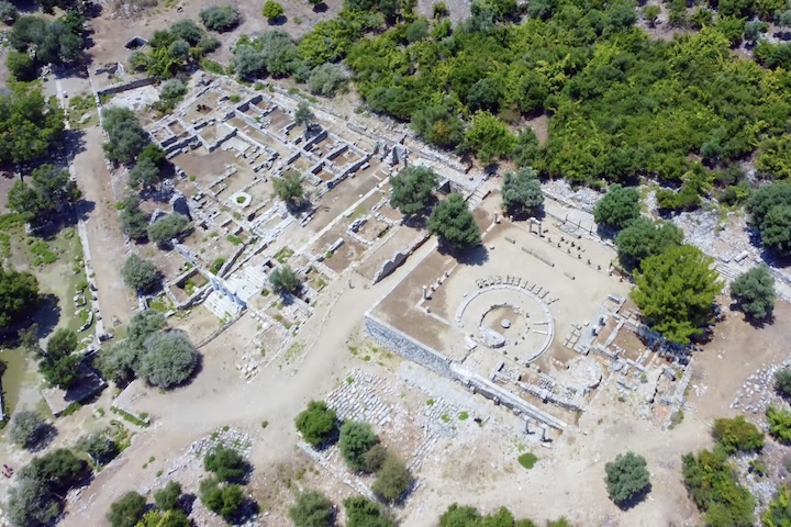 <p>Fundada por volta do século 9 a.C., a cidade serviu como um importante porto comercial estratégico, posicionada na fronteira entre a Cária e a Lícia.</p>
